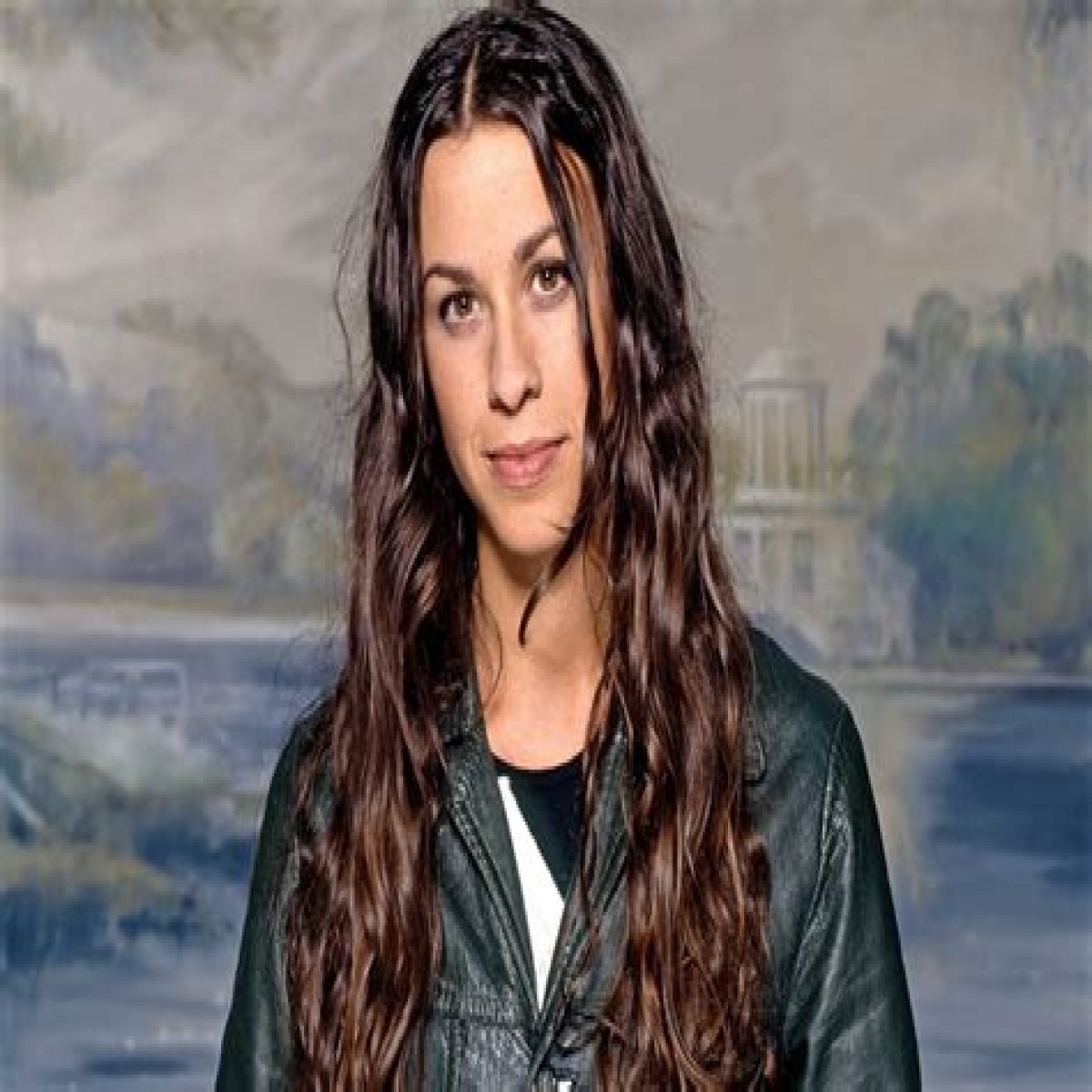 Alanis Morissette Bio, Age, Parents, Siblings, Husband, Children, Height