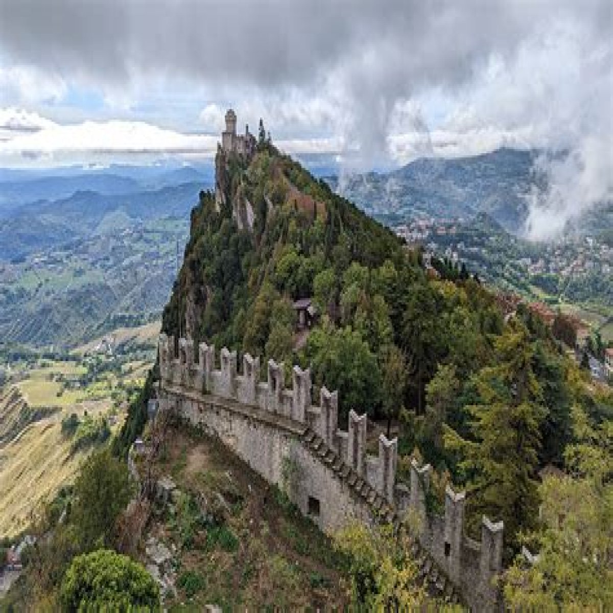 Country that completely surrounds San Marino