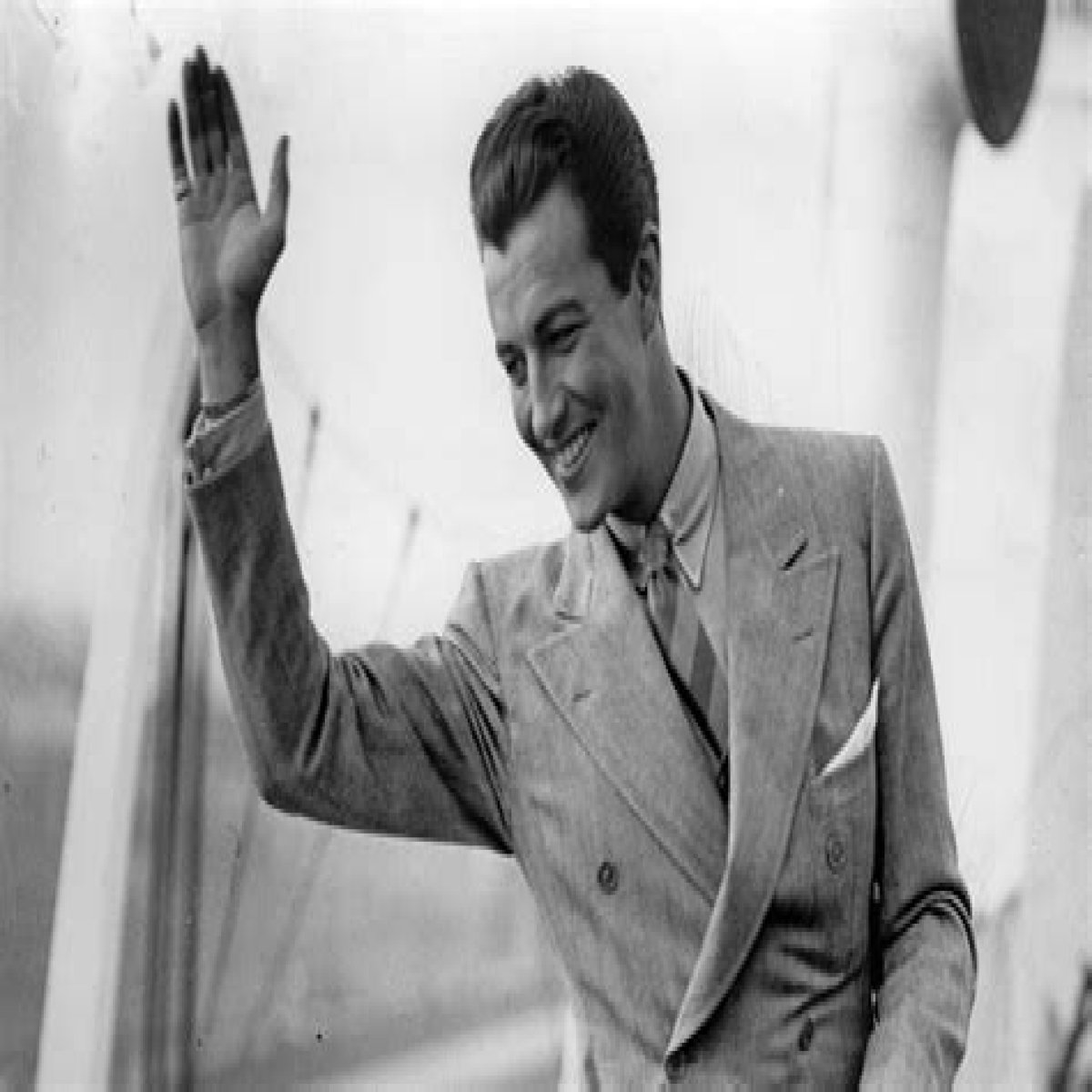How Robert Taylor, the Man with the Perfect Profile, Died of Lung Cancer