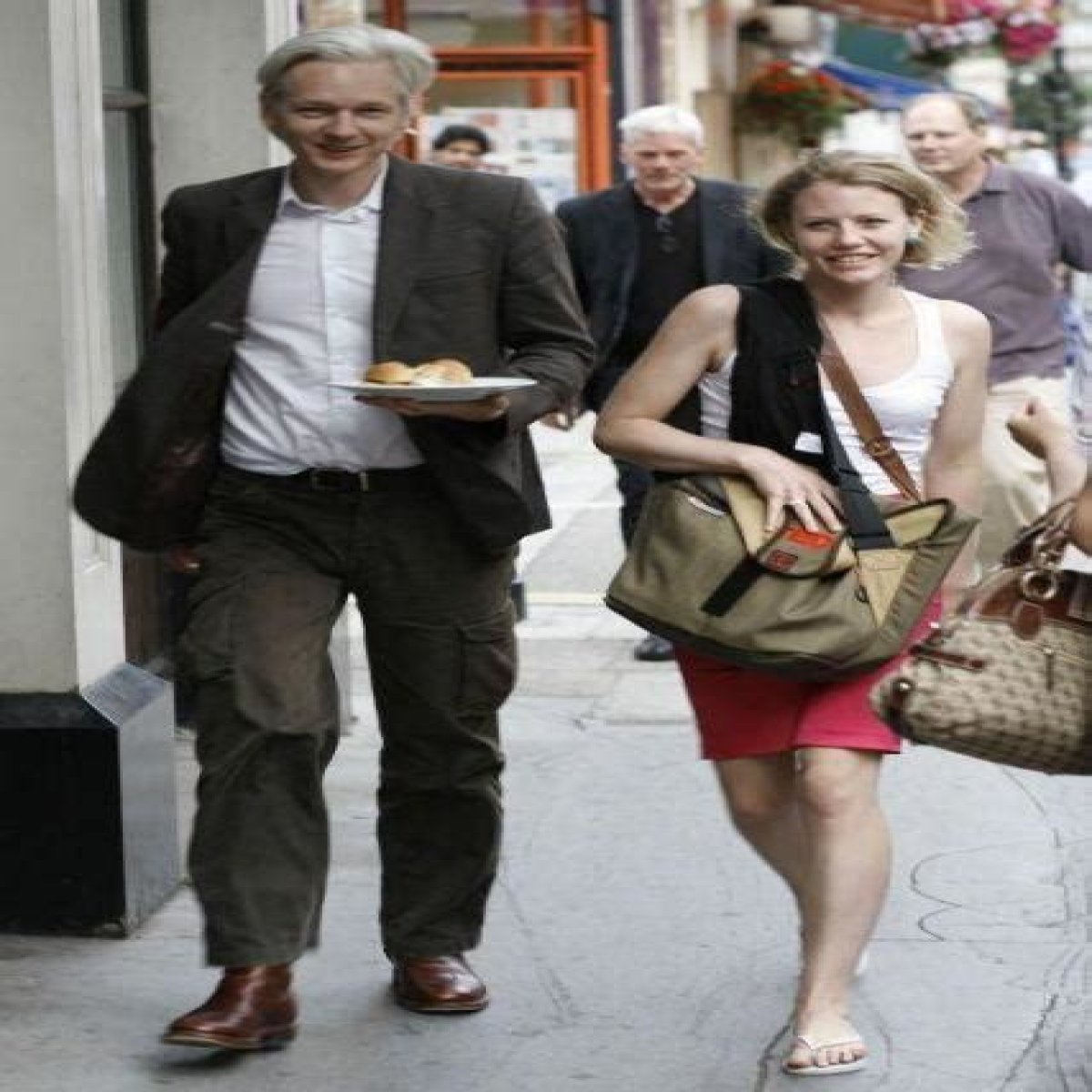 Julian Assange Height, Age, Wife, Bio (WikiLeaks) Family & Net worth