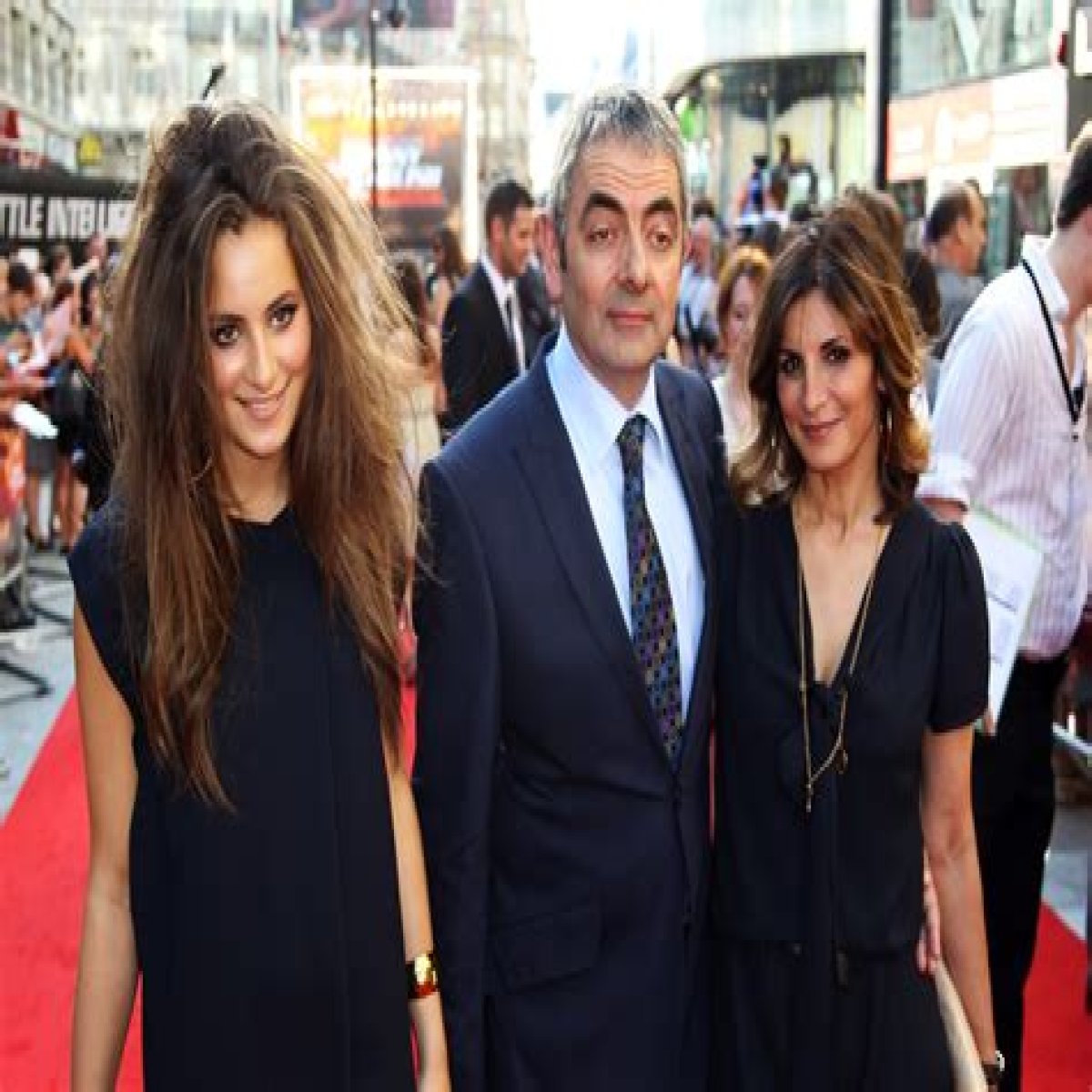 [Mr Bean] Rowan Atkinsonen alaba, Lily Sastry | Biografia, adina, mutil-laguna eta ondare garbia, izen osoa.
